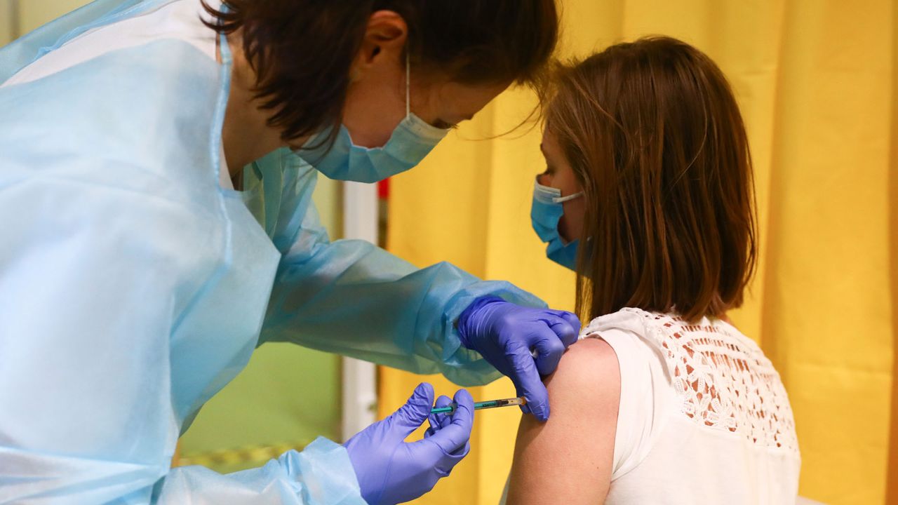 Fransa tüm sağlık çalışanlarına aşı zorunluluğu getirdi