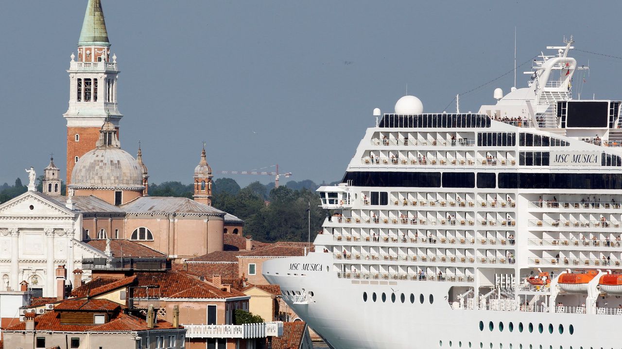 Dev yolcu gemilerinin Venedik’e girişini yasaklandı