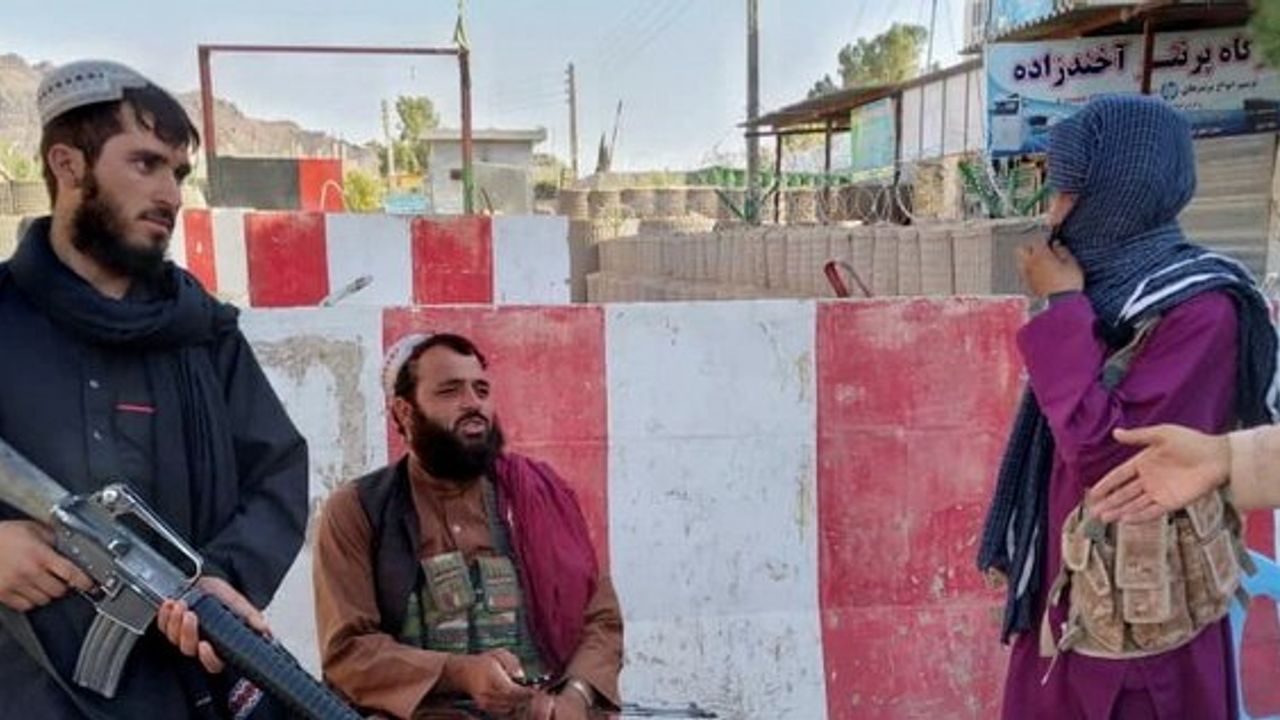 Kabil'de Danimarka için çalışan Afganlar tahliye ediliyor
