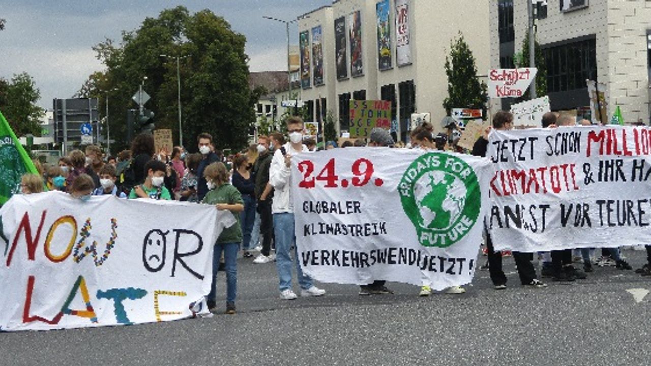 Dünya iklim protestoları: Almanya’da yüz binler yürüdü!