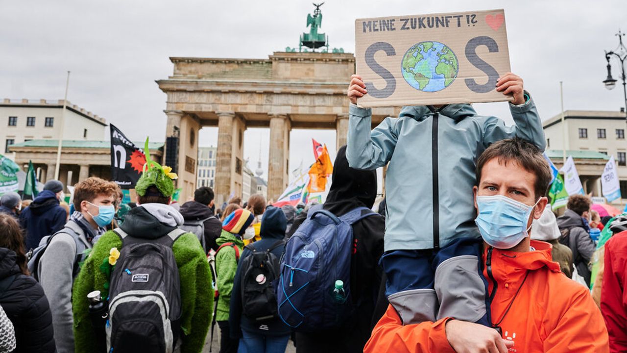 Berlin: Binlerce göstericiden SPD binası önünde protesto