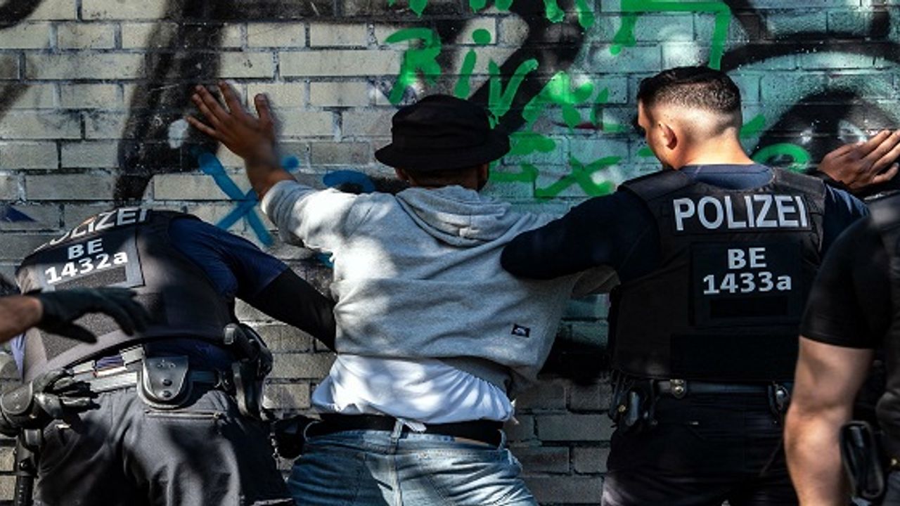 Almanya'da polislerin ırkçı yazışmaları ortaya çıktı