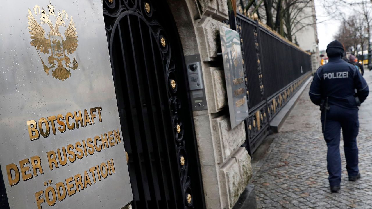 Berlin’de Rus diplomat ölü bulundu