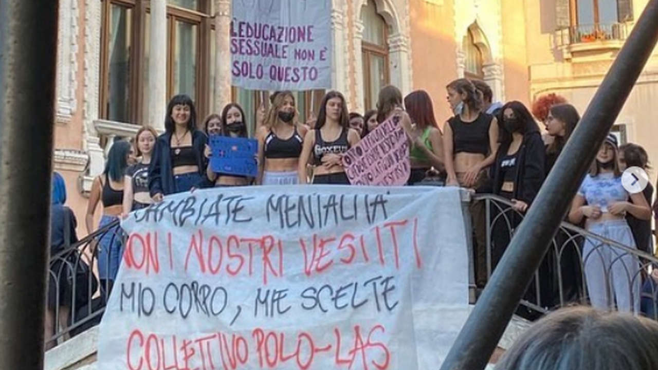 İtalya'da protesto: 'Kıyafetimizi değil zihniyeti değiştirin'
