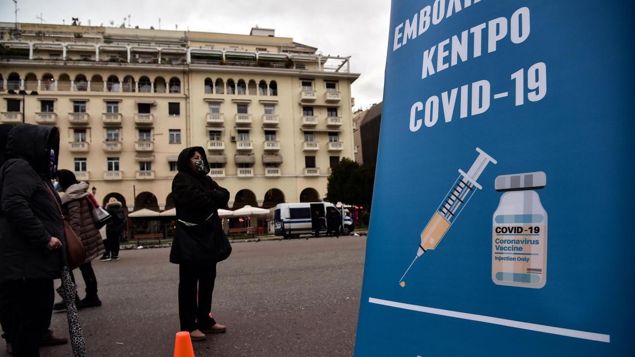 Yunanistan'da aşı olmayan yaşlılara her ay para cezası