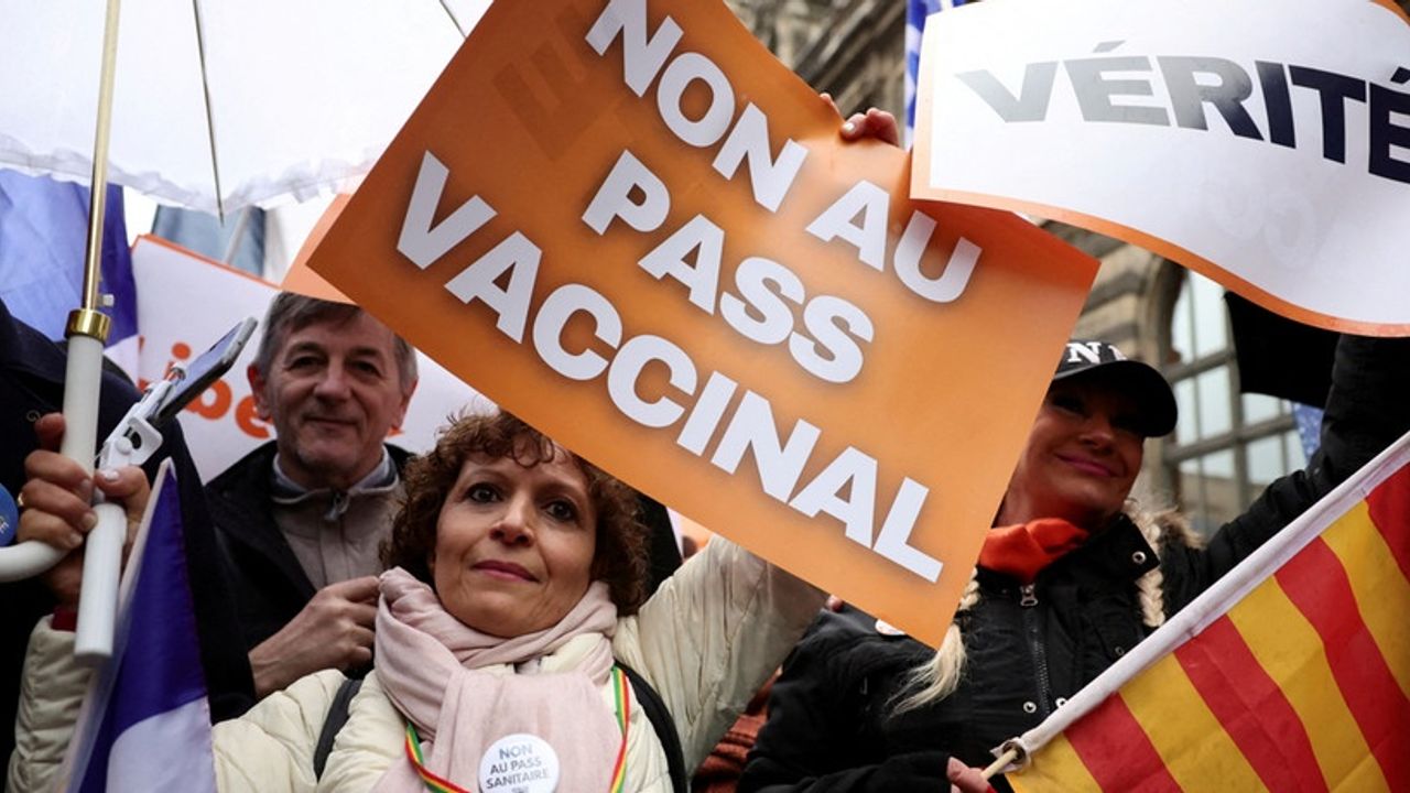 Fransa'da aşısızlara sosyal hayat kısıtlaması kabul edildi