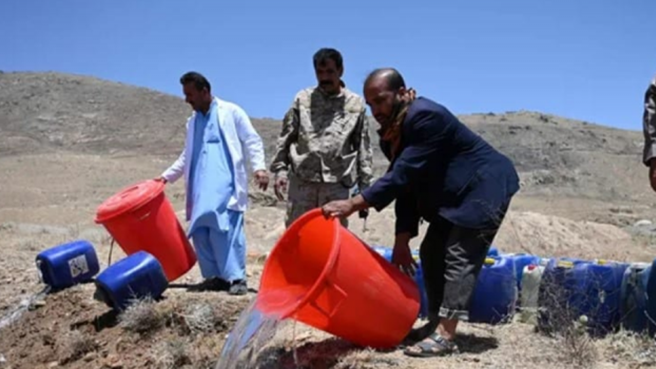 Taliban, baskında el konan 3 bin litre içkiyi kanala döktü