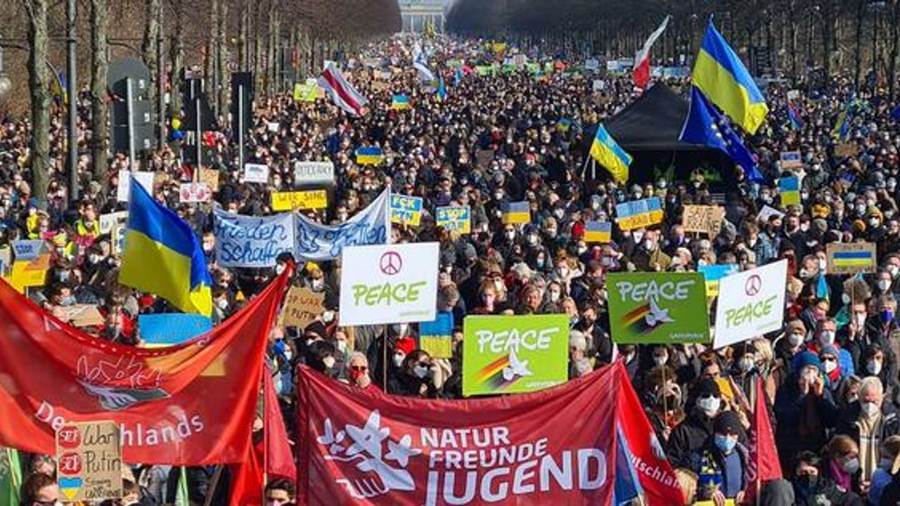 Berlin'de Ukrayna'ya destek gösterisi: Yüz bin kişi yürüdü