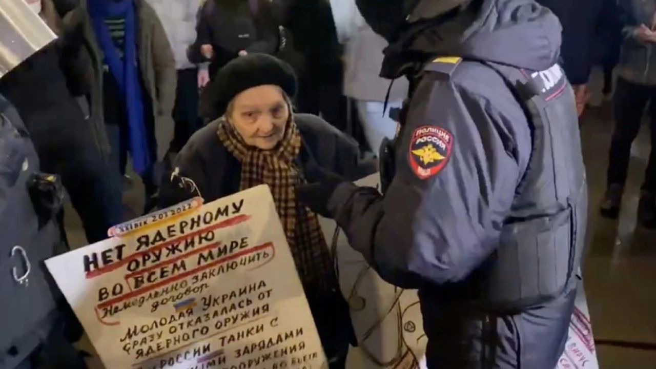 Rusya: Savaş karşıtı 77 yaşındaki sanatçı gözaltına alındı