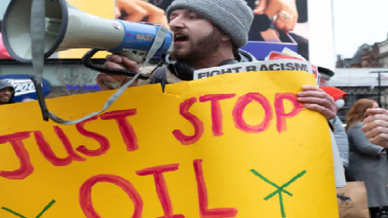 İngiltere'de iklim aktivistleri petrol terminalini işgal etti