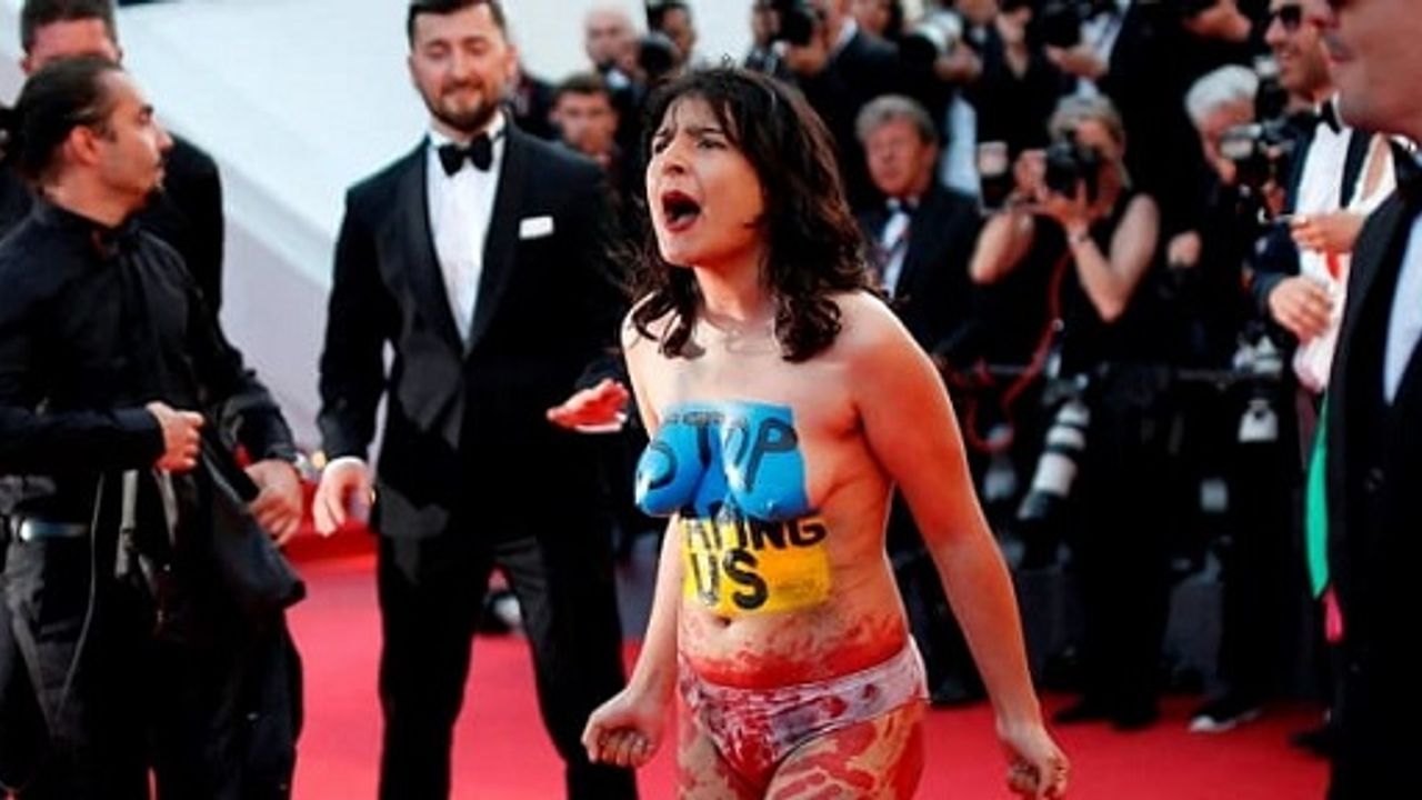Cannes’da çıplak protesto: Bize tecavüz etmeyin