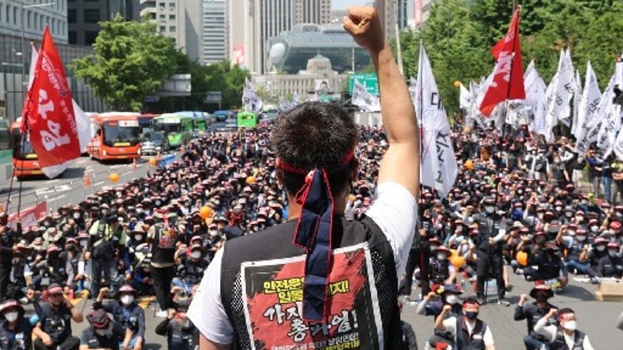 Güney Kore'de grevci şoförlerden 40'ı gözaltına alındı