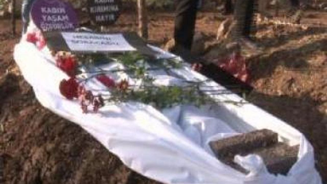 Kefensiz Gömüldüğü İddia Edilen Töre Kurbanı Hatice'nin Mezarına Kefen Serdiler