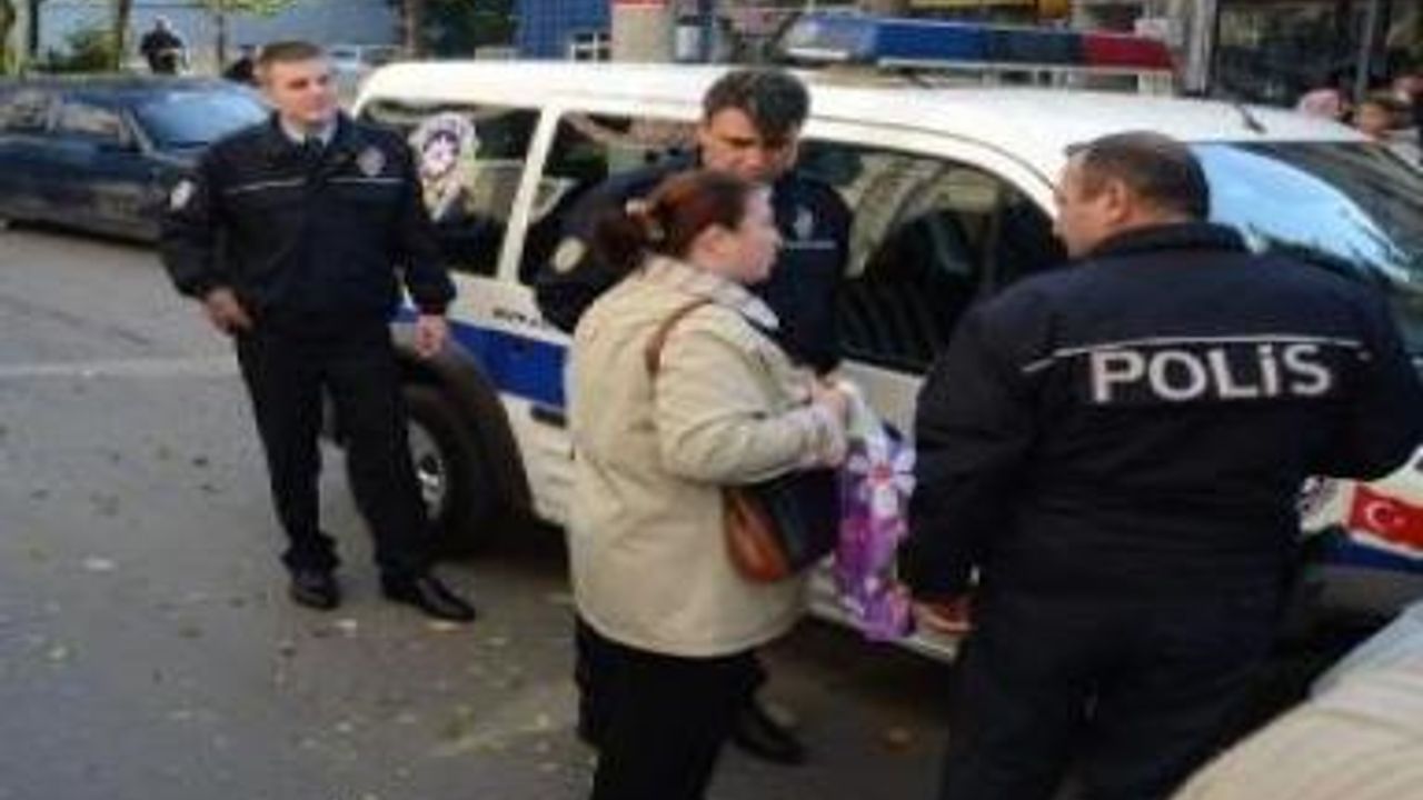 Pazarda Cüzdanını Çalan Hırsızı Yakalayıp Polise Teslim Etti