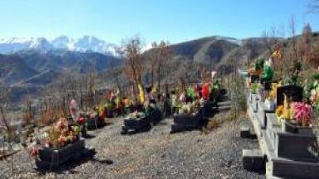 Gülyazı Köyü'ndeki 34 Mezar Çiçeklerle Donatıldı