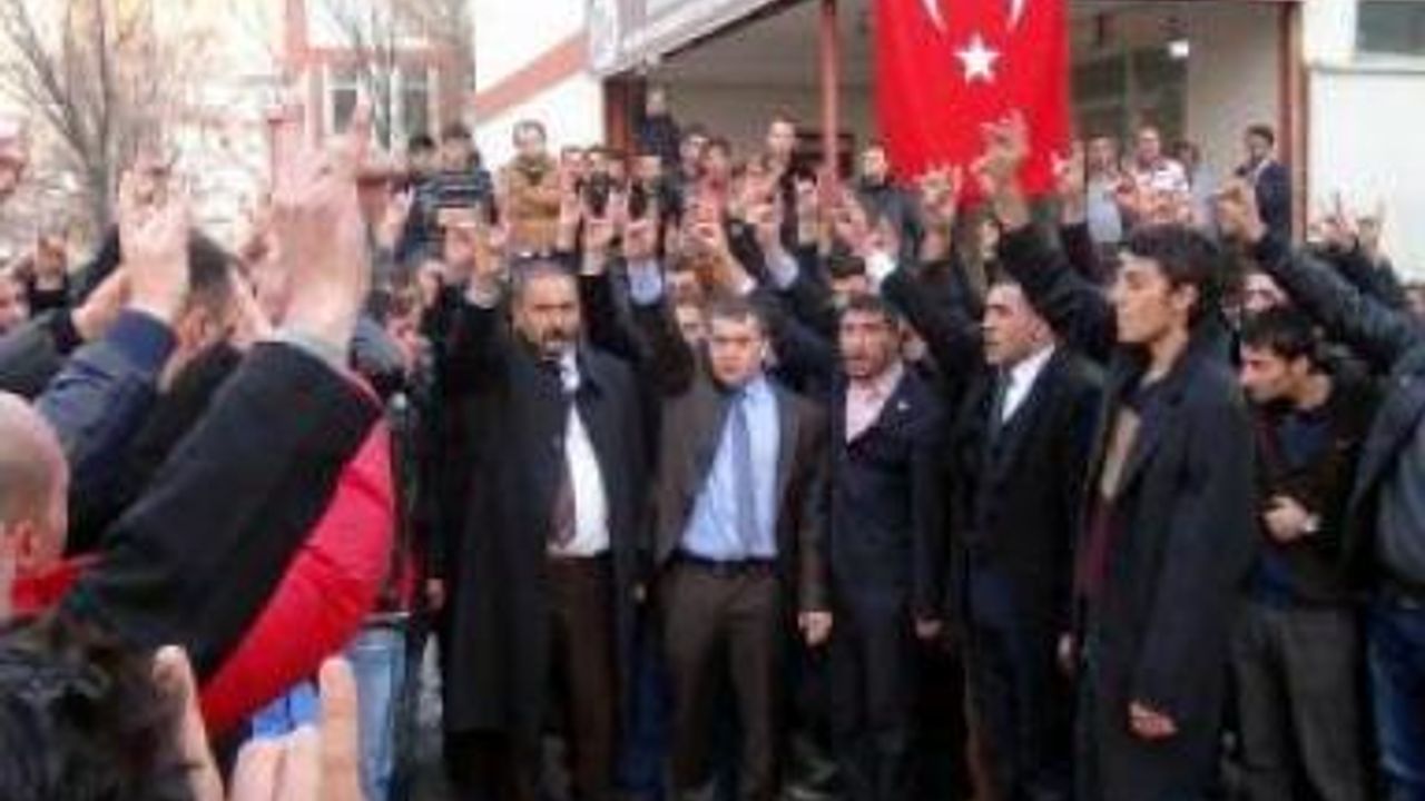 Atatürk Üniversitesi'nde Karşıt Görüşlü Öğrenciler Arasında Gerginlik