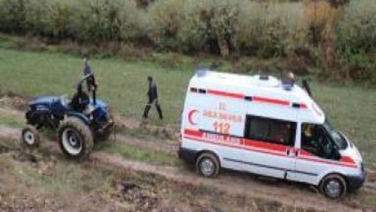 Yaralı Almaya Giden Ambulans Çamura Saplandı