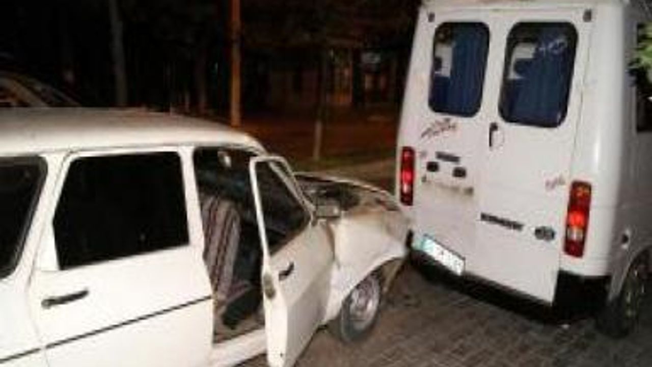 Otomobil Minibüse Arkadan Çarptı: 3 Yaralı