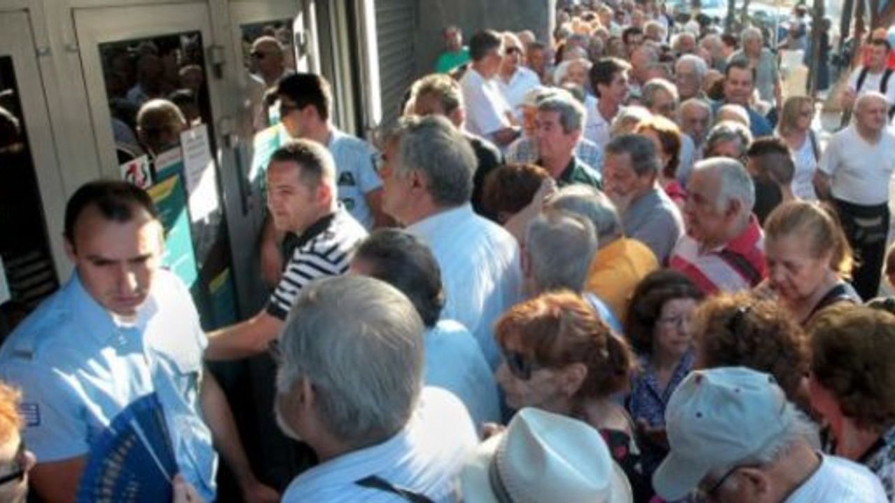 Guardian: Yunan bankalarında izdiham bekleniyor