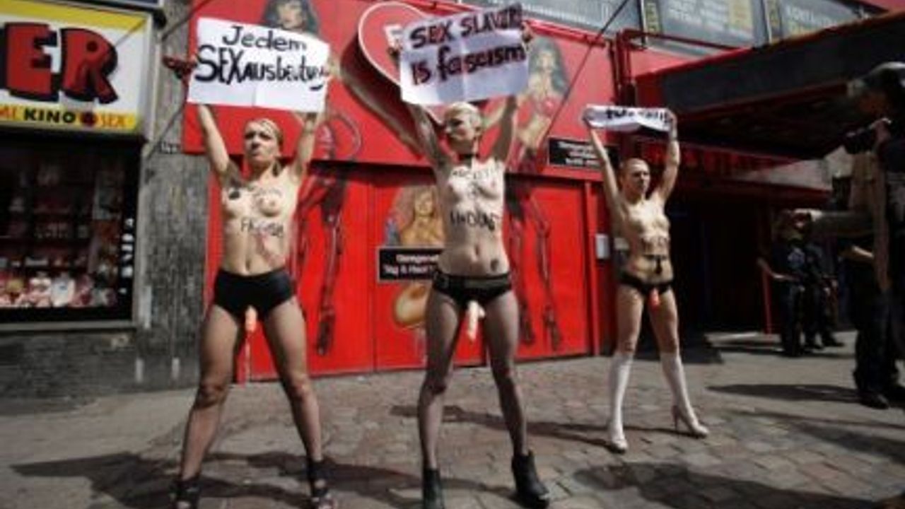 Nackt-Protest im Nazi-Look auf dem Kiez