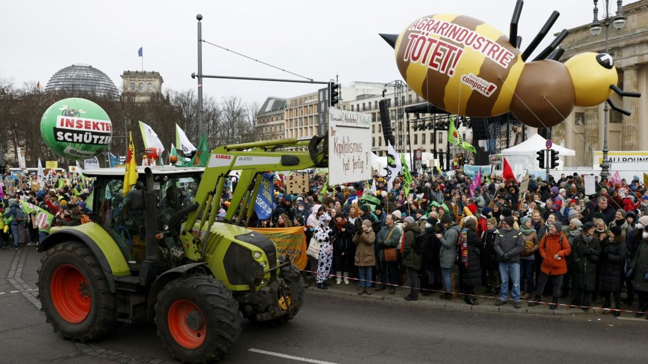 Berlin: Hükümetin tarım politikası protesto edildi