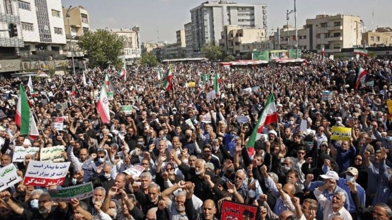 İran'da göstericiler 'Demokrasi ve eşitlik' istedi
