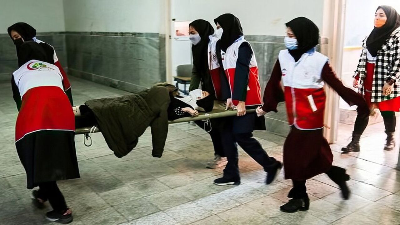 İran'da kız öğrenciler kimyasal gazla zehirlendi