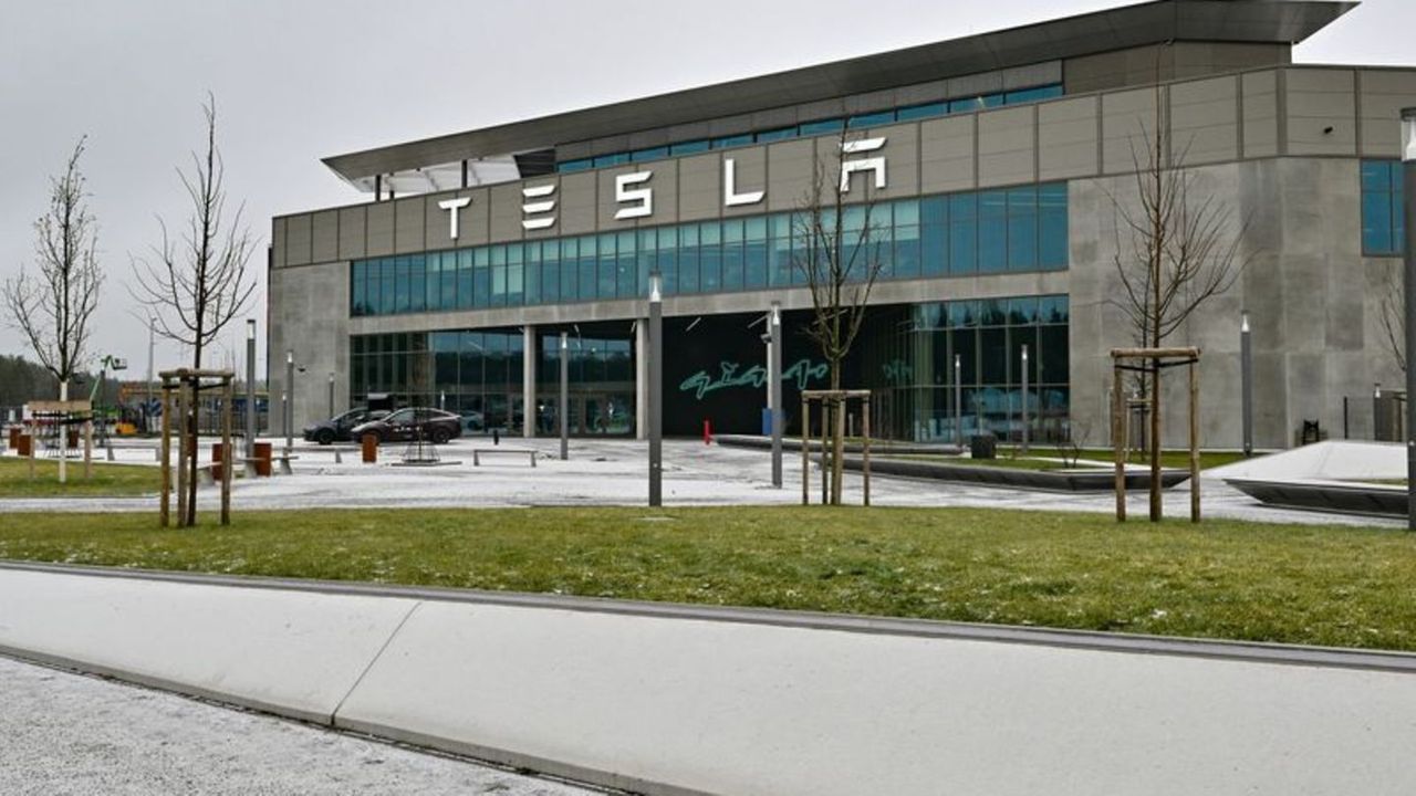 Kızıldeniz'de saldırı: Tesla üretimi durdurdu