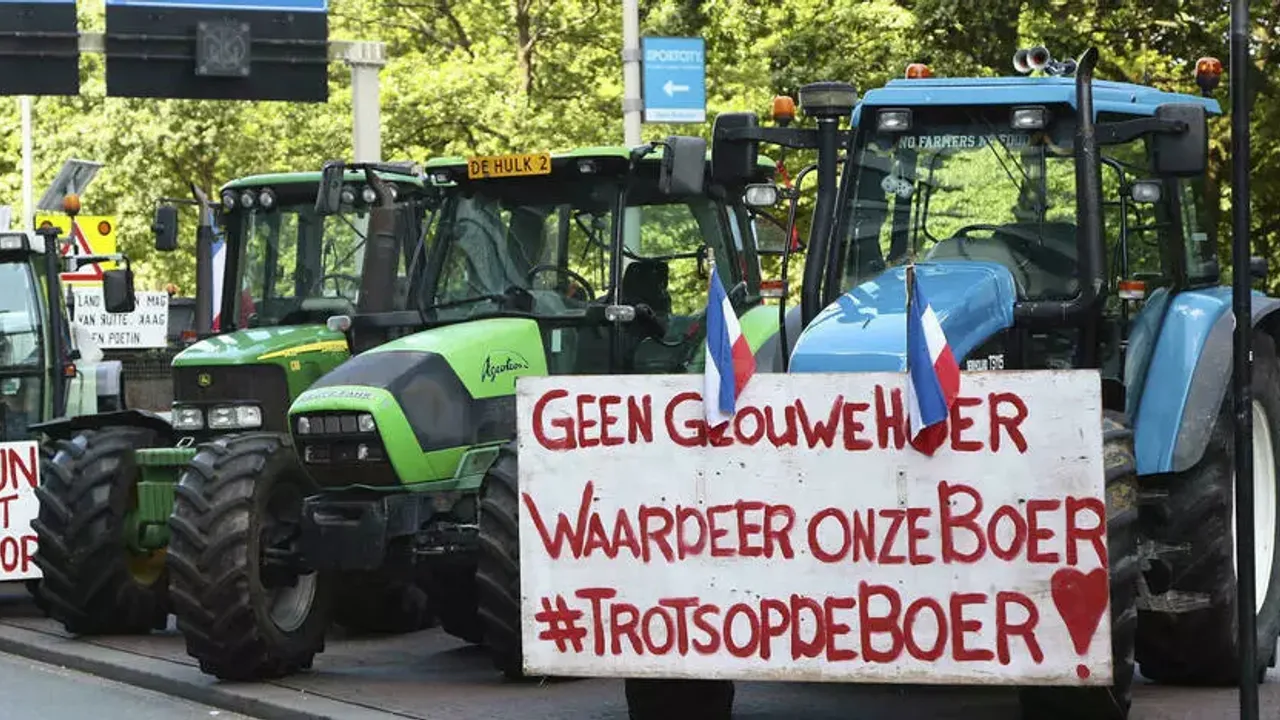 Çiftçiler Belçika-Hollanda sınırını trafiğe kapattı