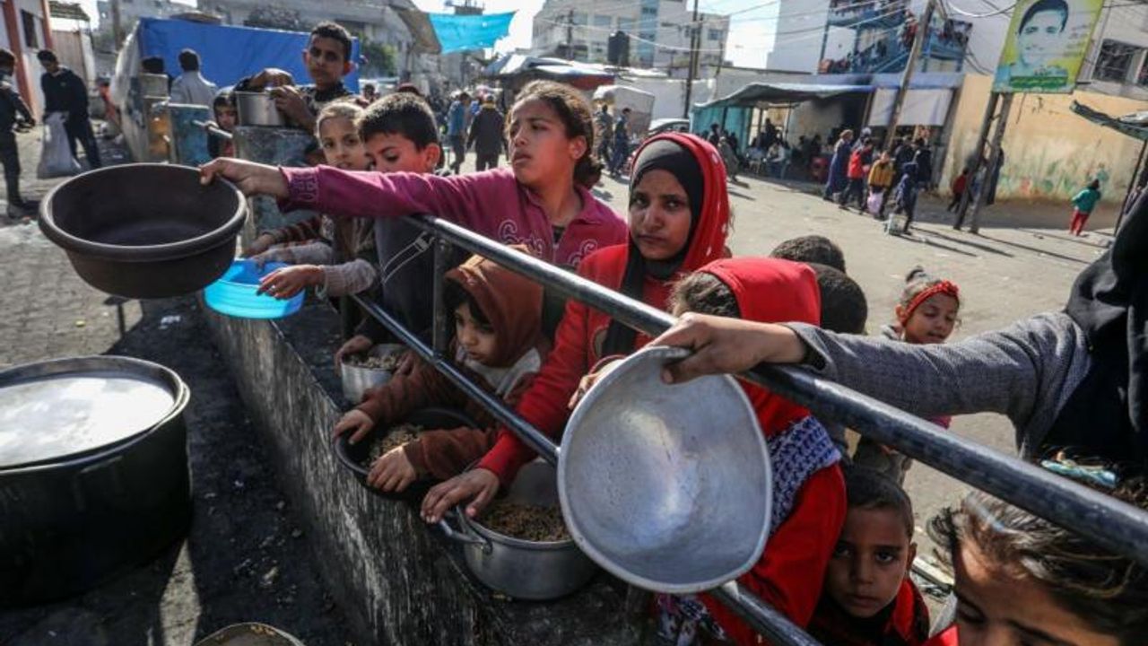 Gazze'de açlık riski: Hayvan yemini öğütüp un yapıyoruz