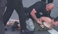ABD'de polis kadını yere yatırıp yumrukladı