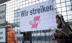 Yüzlerce öğretmen Berlin'de uyarı grevi yaptı
