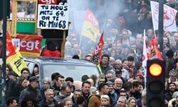 Paris: Macron'un tercih ettiği restoran ateşe verildi