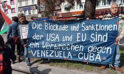 Paskalya yürüyüşünde Küba'yla dayanışma pankartı