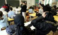 Fransa'da okullarda çarşaf giyme yasağı onaylandı