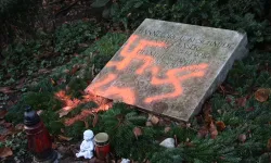 Eski Başbakan Schmidt'in mezarına ırkçı saldırı
