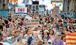 İspanya'da kontrolsüz turizmi binlerce kişi protesto etti