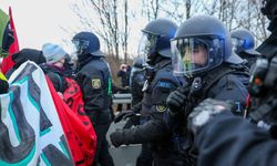 AfD'ye karşı protestoda Sol Parti milletvekiline polis şiddeti