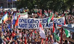 Berlin'de 100 bin kişi İsrail'i protesto etti: Gazze'de soykırımı durdurun