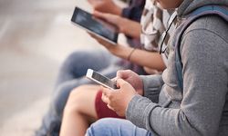 Avrupa’da öğrenciler okula cep telefonu yasağıyla döndü