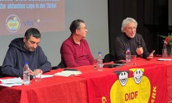 Gazeteci Dündar Bielefeld'de konuştu: ‘Birlikte mücadele edilirse demokrasi kazanacak’