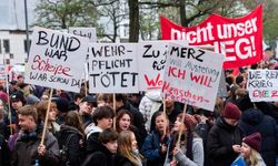Almanya’da yeni askerlik yasası kabul edildi: Ülke genelinde protestolar sürüyor