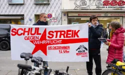 Almanya genelinde öğrencilerden zorunlu askerlik protestosu