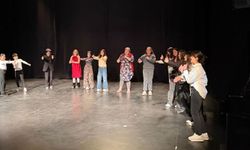 “Eyvah Zayıflıyorum!” Brüksel’de tiyatroseverleri kahkahaya boğdu