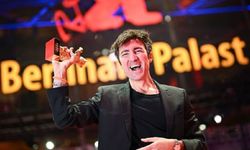 Berlinale’de “Gazze” Gerilimi: İlker Çatak’ “Sarı Zarflar” filmiyle “Altın Ayı” ödülünü kazandı