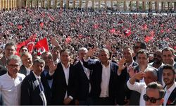Alman basını manşetlere taşıdı: Ankara’da on binler Özgür Özel’e destek verdi