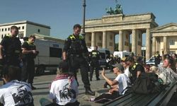 Alman silah üreticisi Rheinmetall'in Berlin'deki ofisi önünde protesto