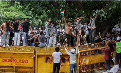 Hindistan'da sınav skandalı: Gençlerin protestosu Eğitim Bakanı'nı istifa ettirdi