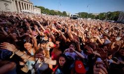 Münih'te "Oben Ohne" Festivali'ne 24 bin genç akın etti