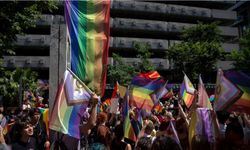Türkiye’de LGBTİ+ operasyonları büyüyor: Protestoya da gözaltı